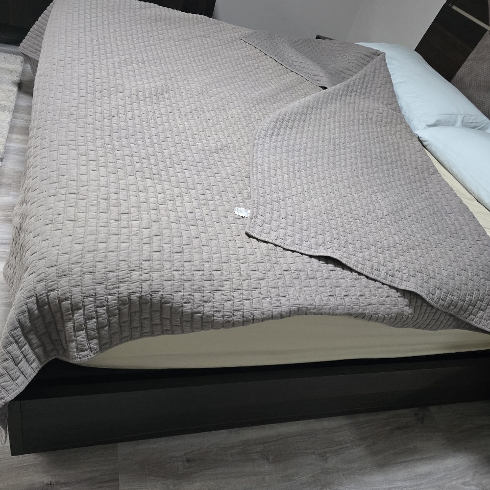 Elegant Gray Quilted Bedspread - Picture 2 of 9
